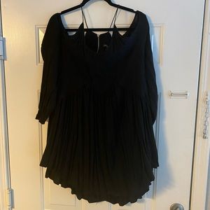 Open shoulder Romeo & Juliet dress